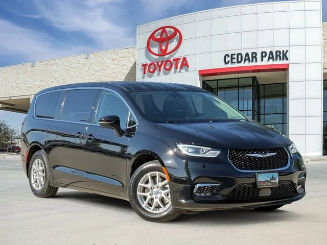 2024 Chrysler Pacifica Touring L's photo