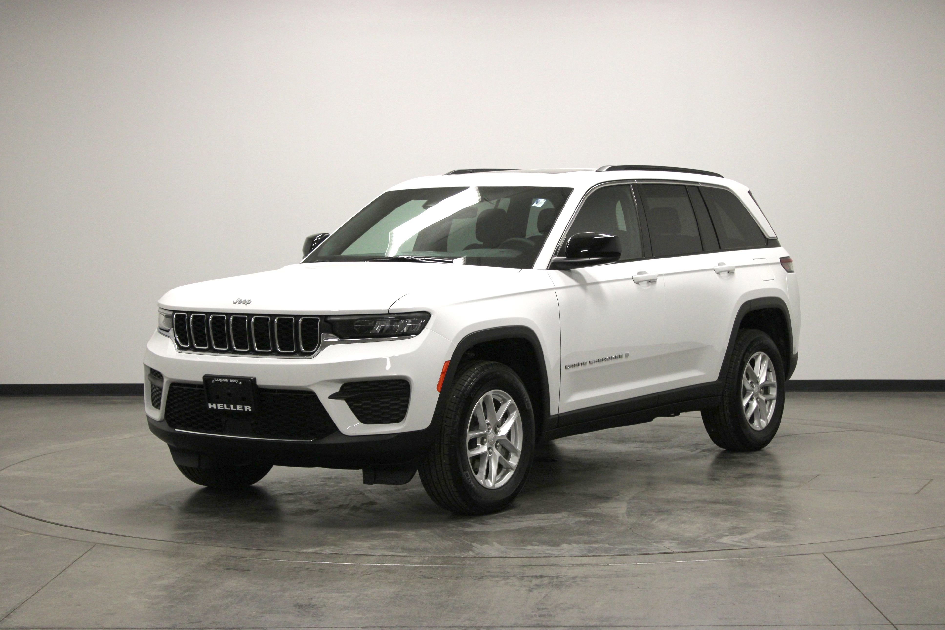 Used 2025 Bright White Clearcoat Jeep Laredo X image 4