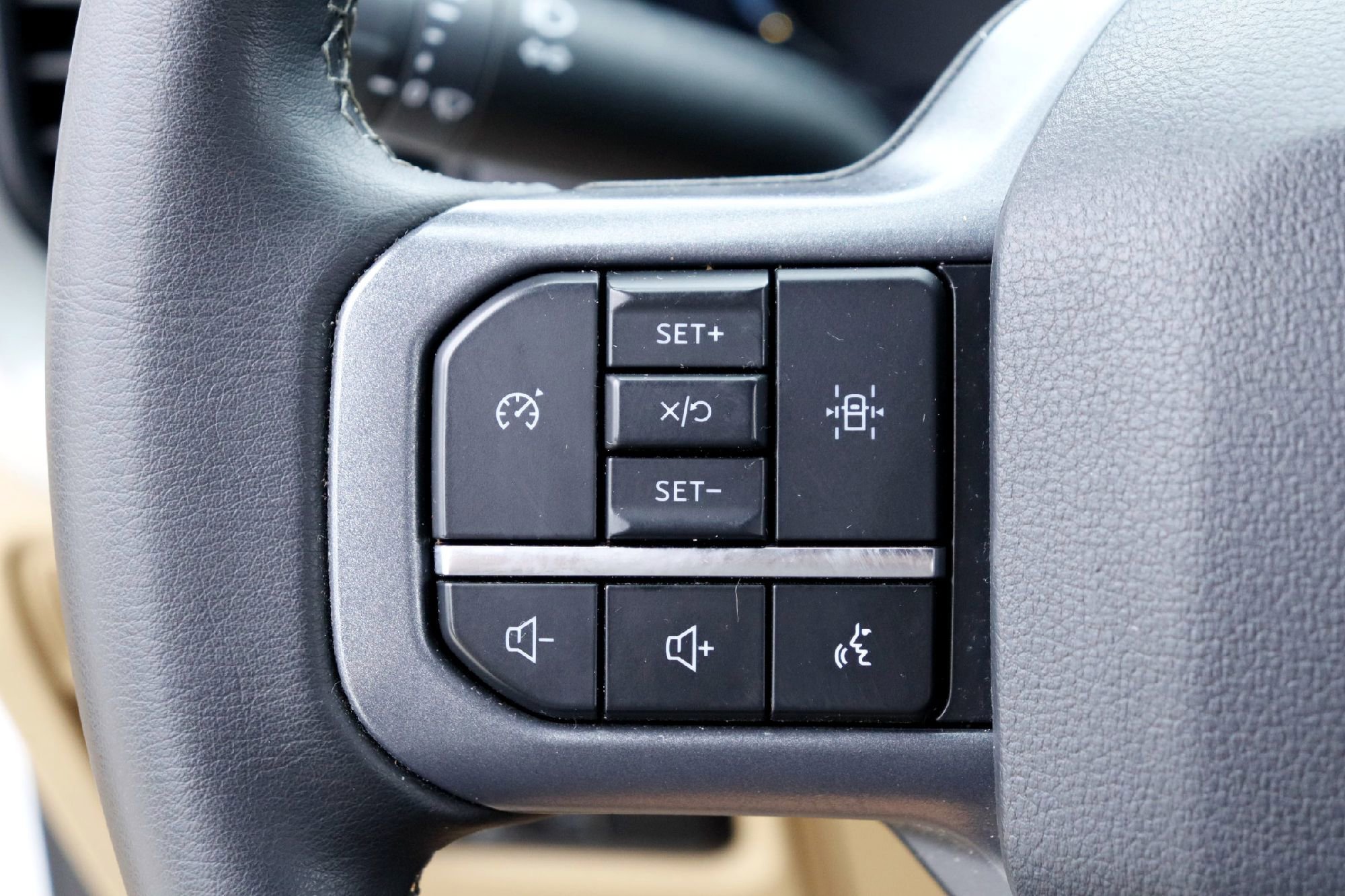 Certified Used 2023 Oxford White Ford XLT image 12