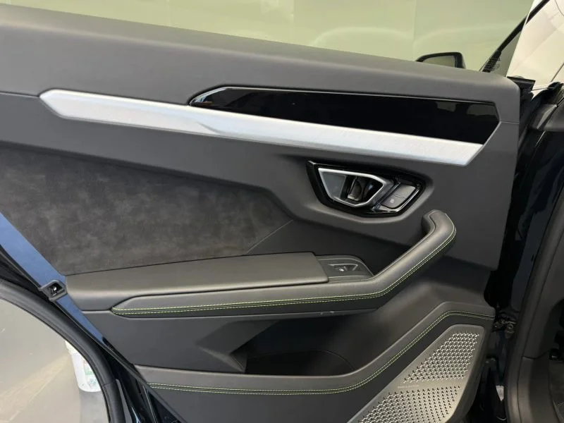 Used 2022  Lamborghini Sport Utility 4D image 44