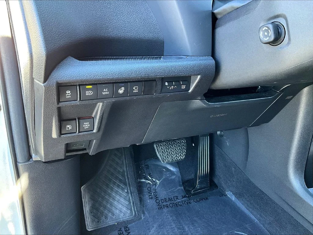 Used 2025 Wind Chill Pearl Toyota Platinum image 26