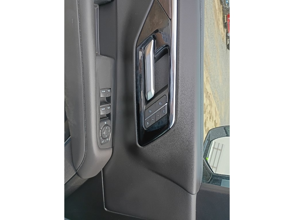 Used 2025 Gray Chevrolet Z71 image 24