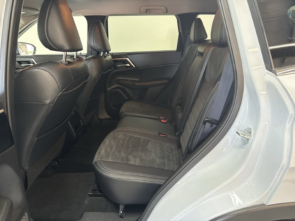 Used 2024 White Mitsubishi SE image 16
