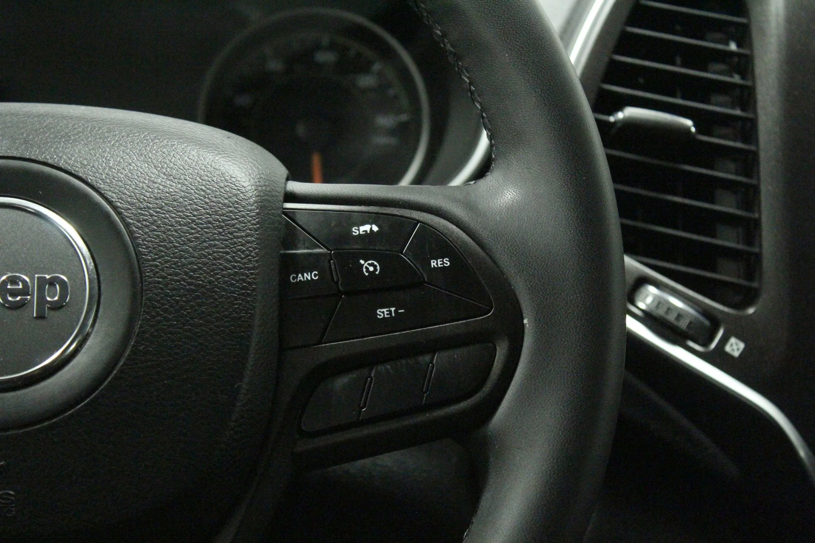 Used 2022 Diamond Black Crystal Pearlcoat Jeep Trailhawk image 24