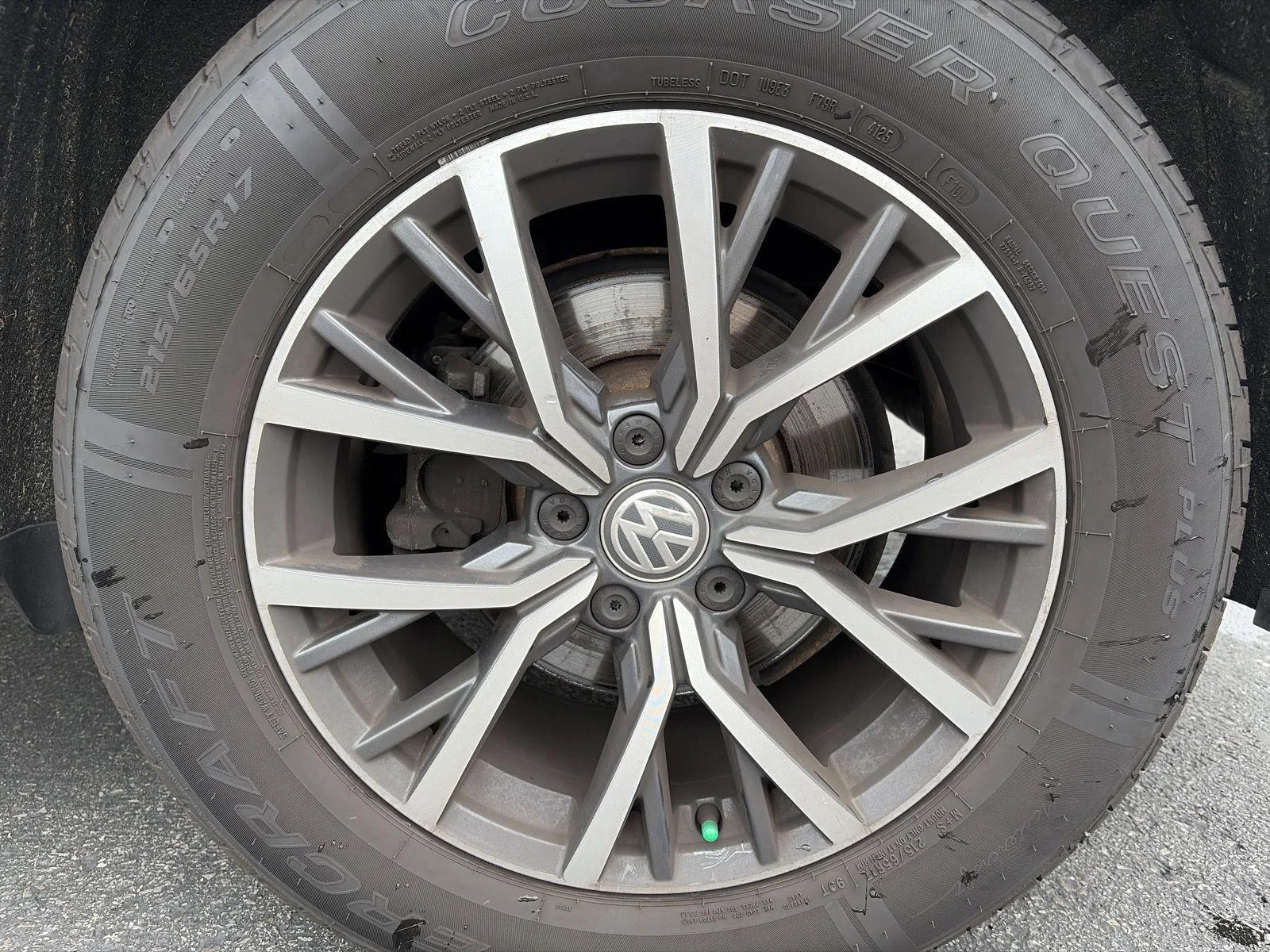 Used 2020 Pyrite Silver Metallic Volkswagen SE image 10