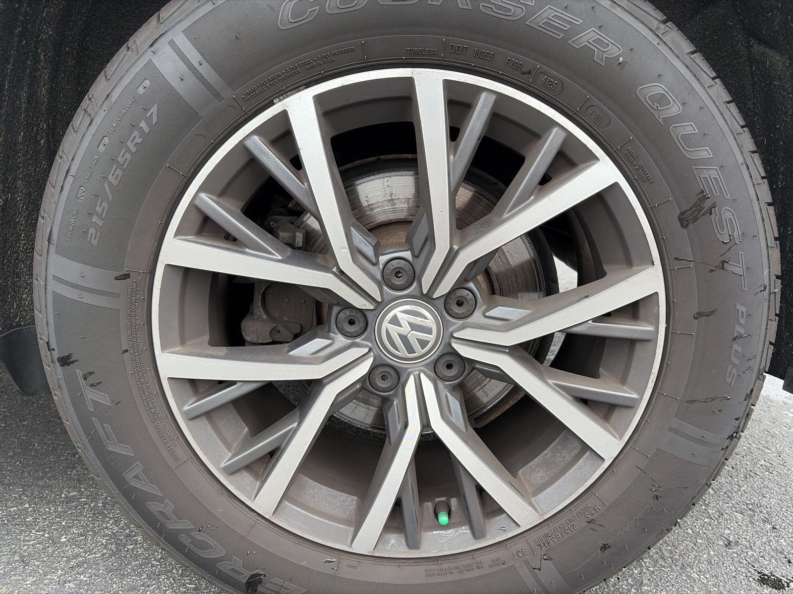 Used 2020 Pyrite Silver Metallic Volkswagen SE image 10