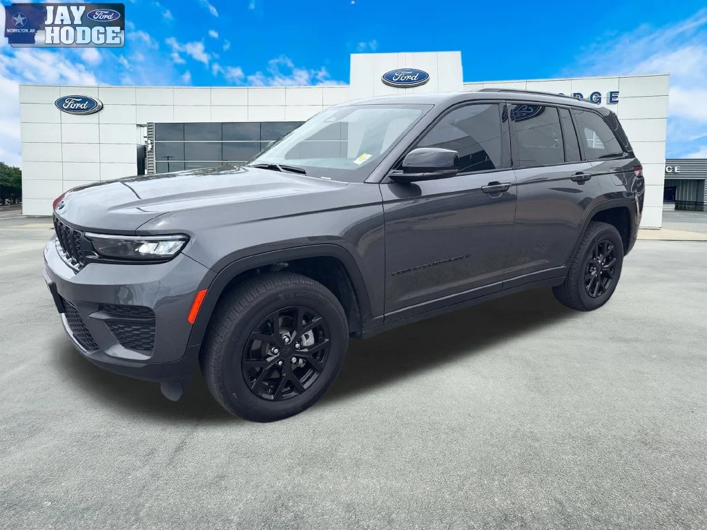 Used 2025 Gray Jeep Altitude image 2