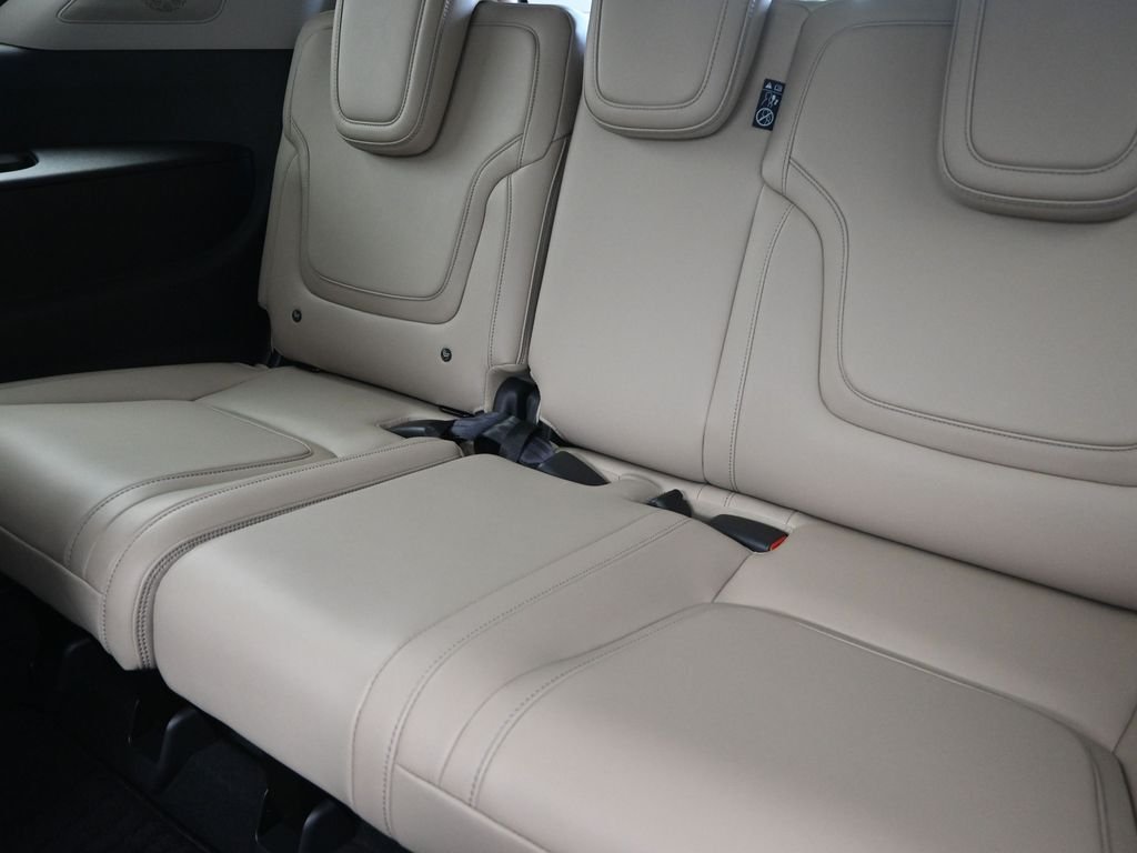 New 2026 RADIANT WHITE INFINITI Pure 2WD image 17