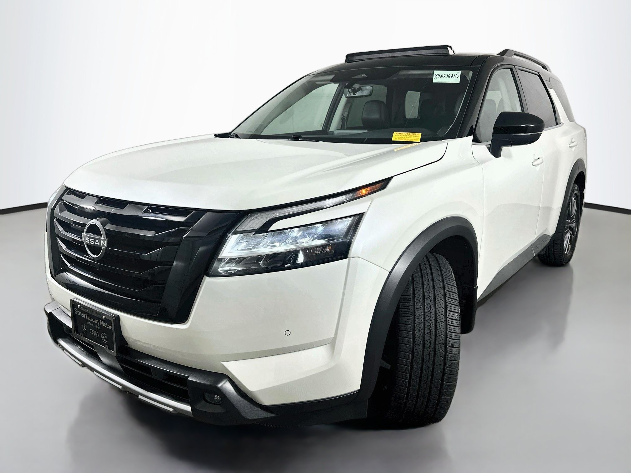 Used 2023 Pearl White Tricoat/Super Black Nissan SL image 3