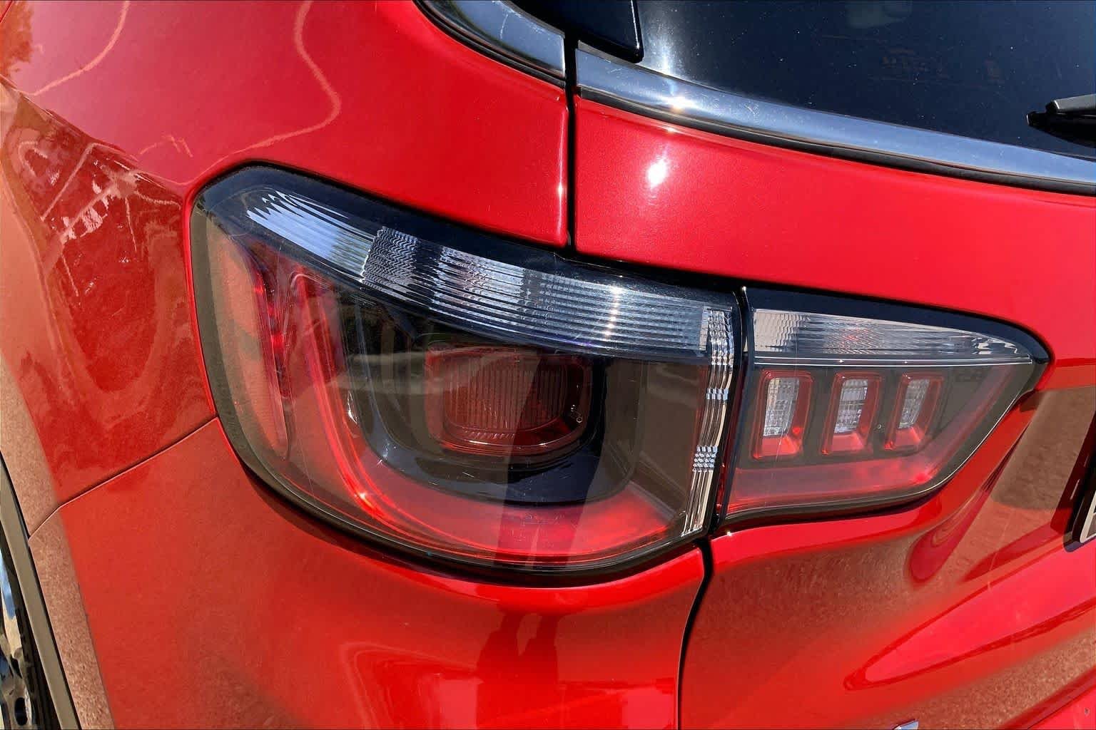 Used 2021 Redline Pearlcoat Jeep Limited image 32