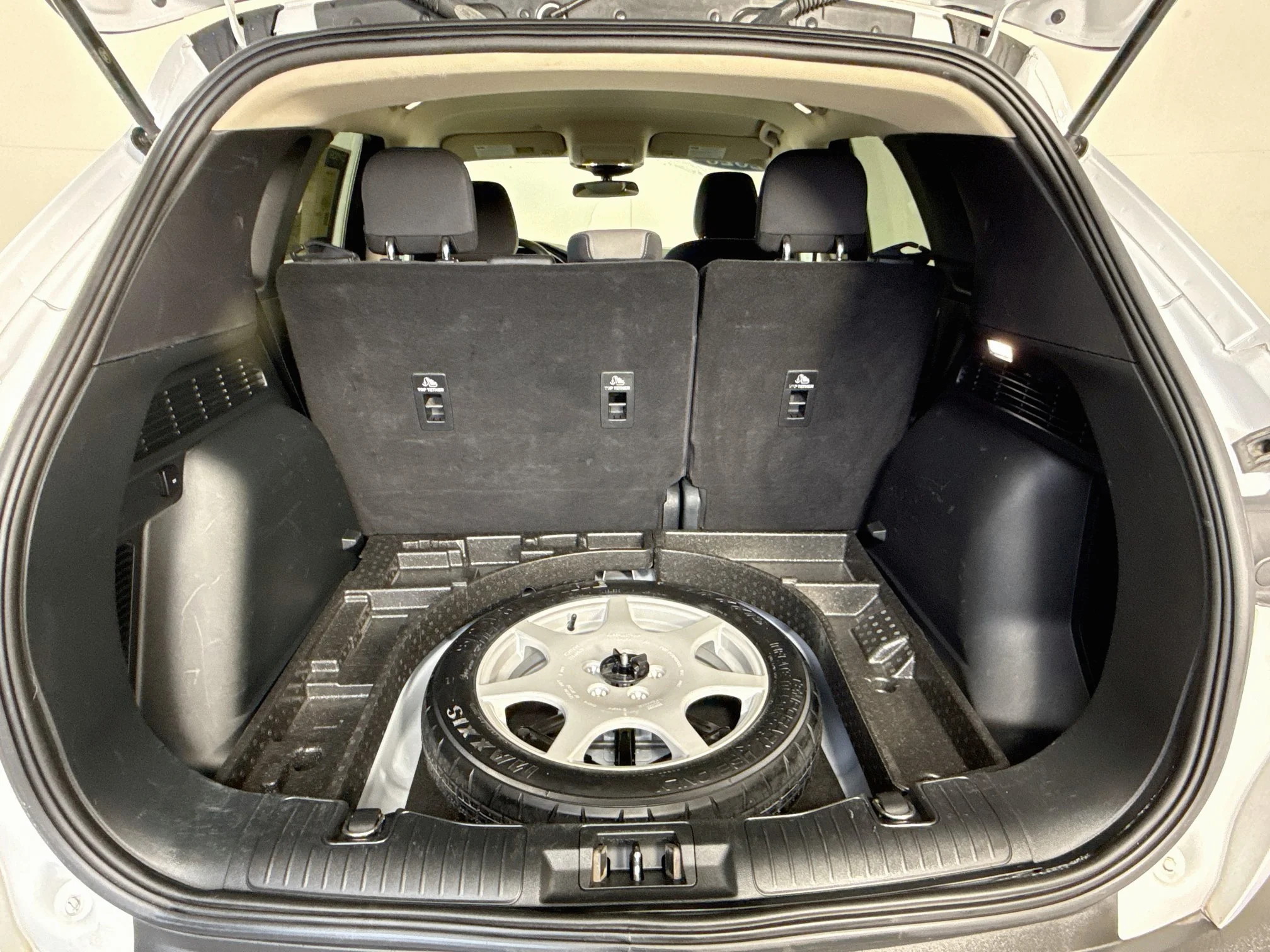 Used 2020 Oxford White Ford SE image 26