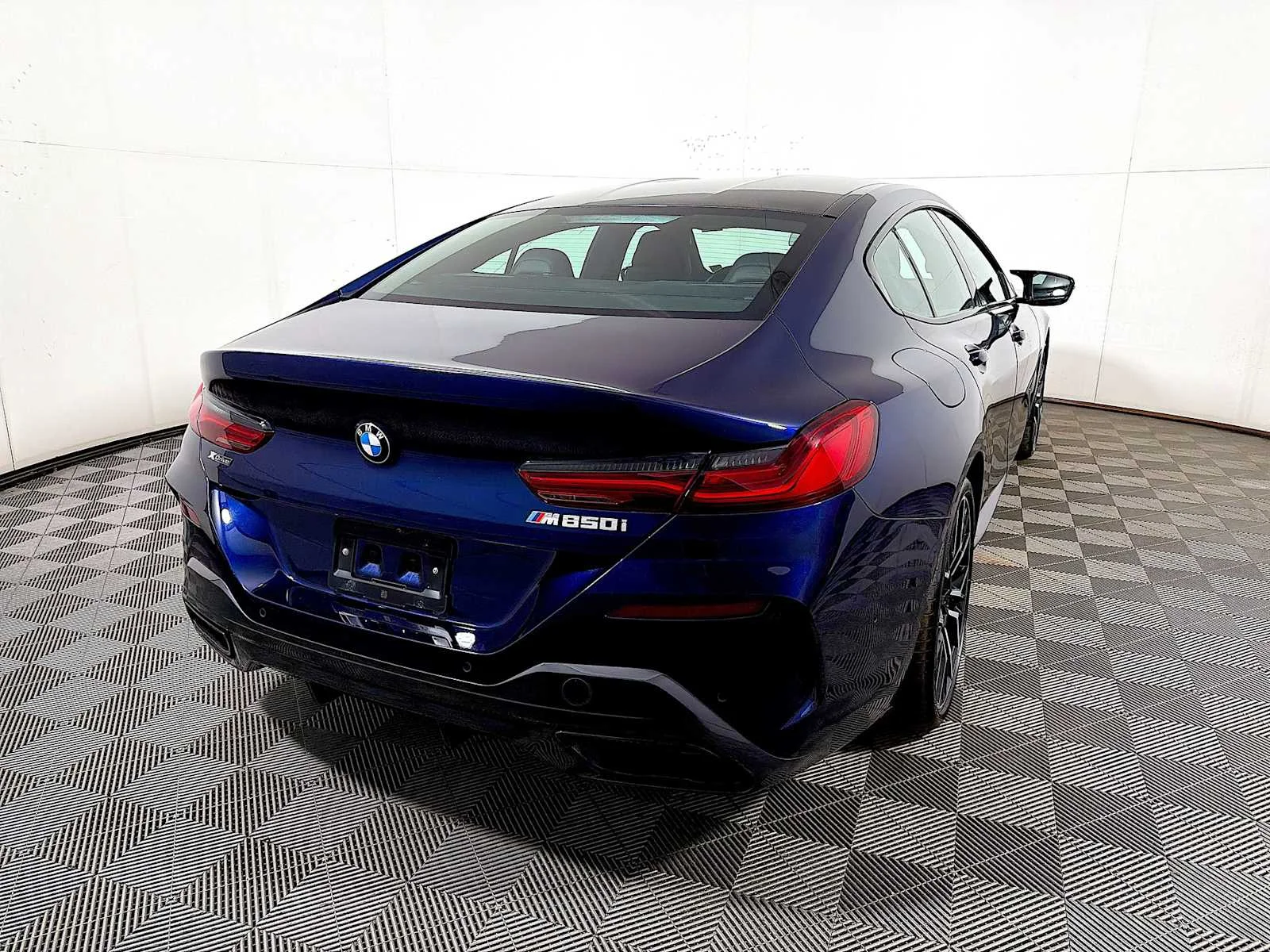 2026 BMW 8 Series M850i - Photo 6