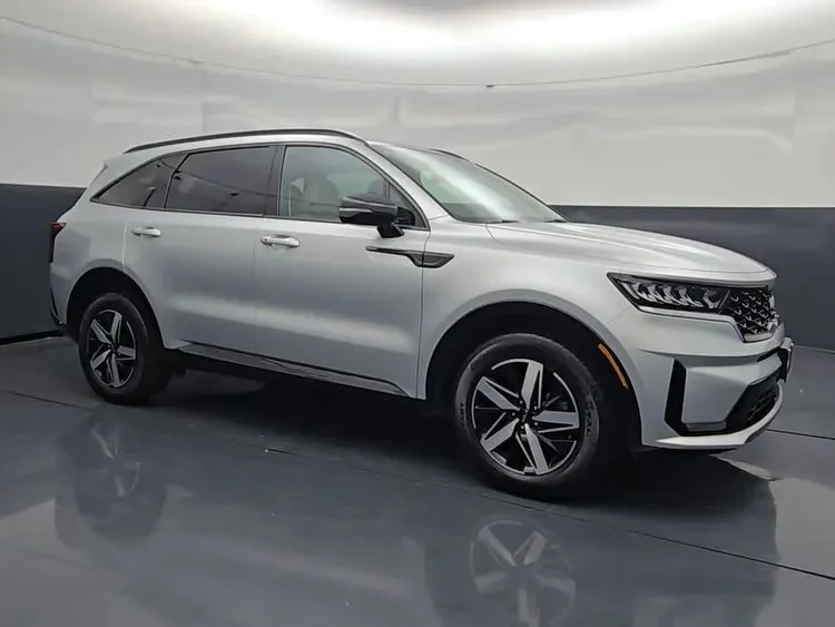 Used 2022  Kia S Sport Utility 4D image 2