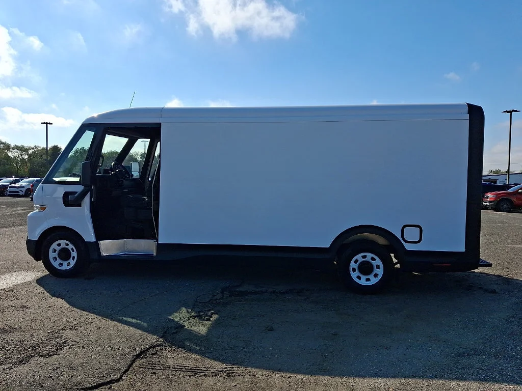 Used 2024 Oyster White BrightDrop EJY image 6