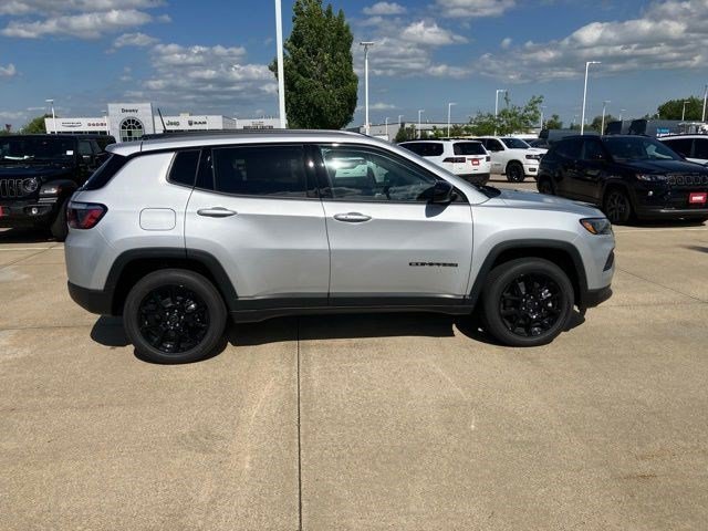 New 2026 Silver Zynith Metallic Clear-Coat Exterior Paint Jeep Latitude Altitude image 4
