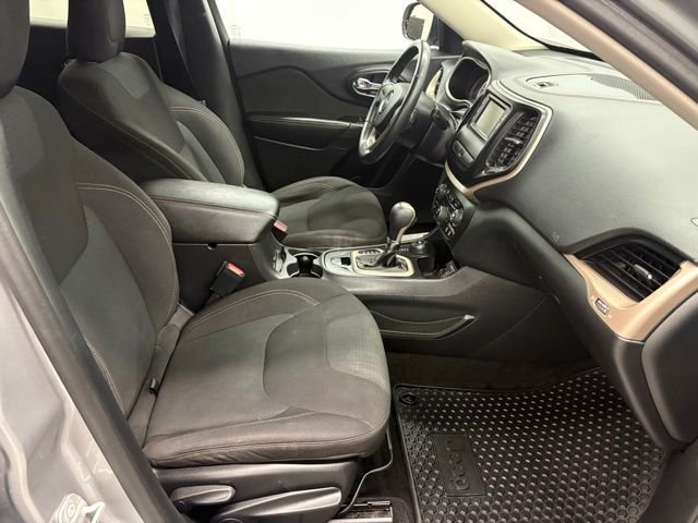 Used 2016 Silver Jeep Latitude image 32