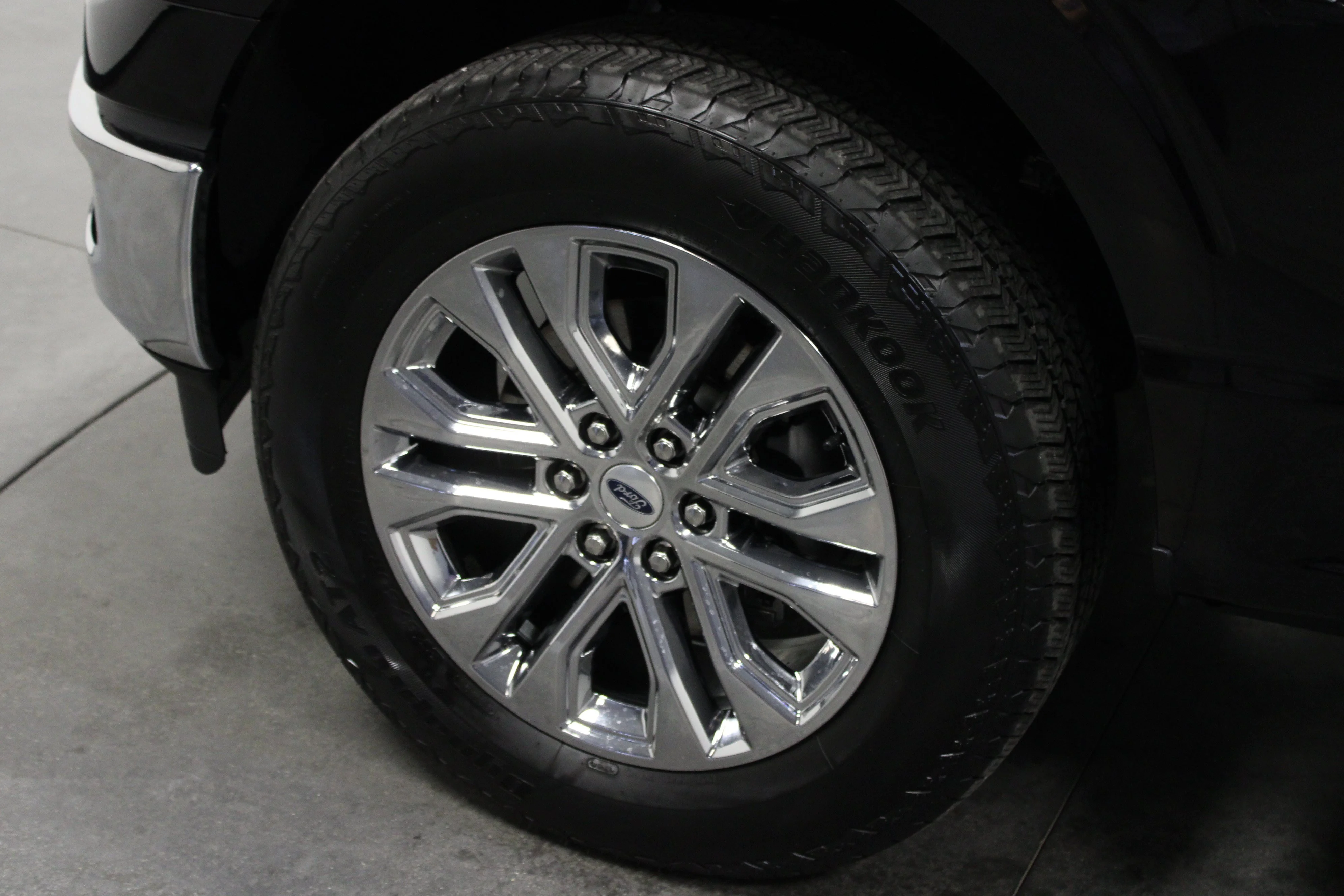 Used 2025 Agate Black Metallic Ford LARIAT image 10