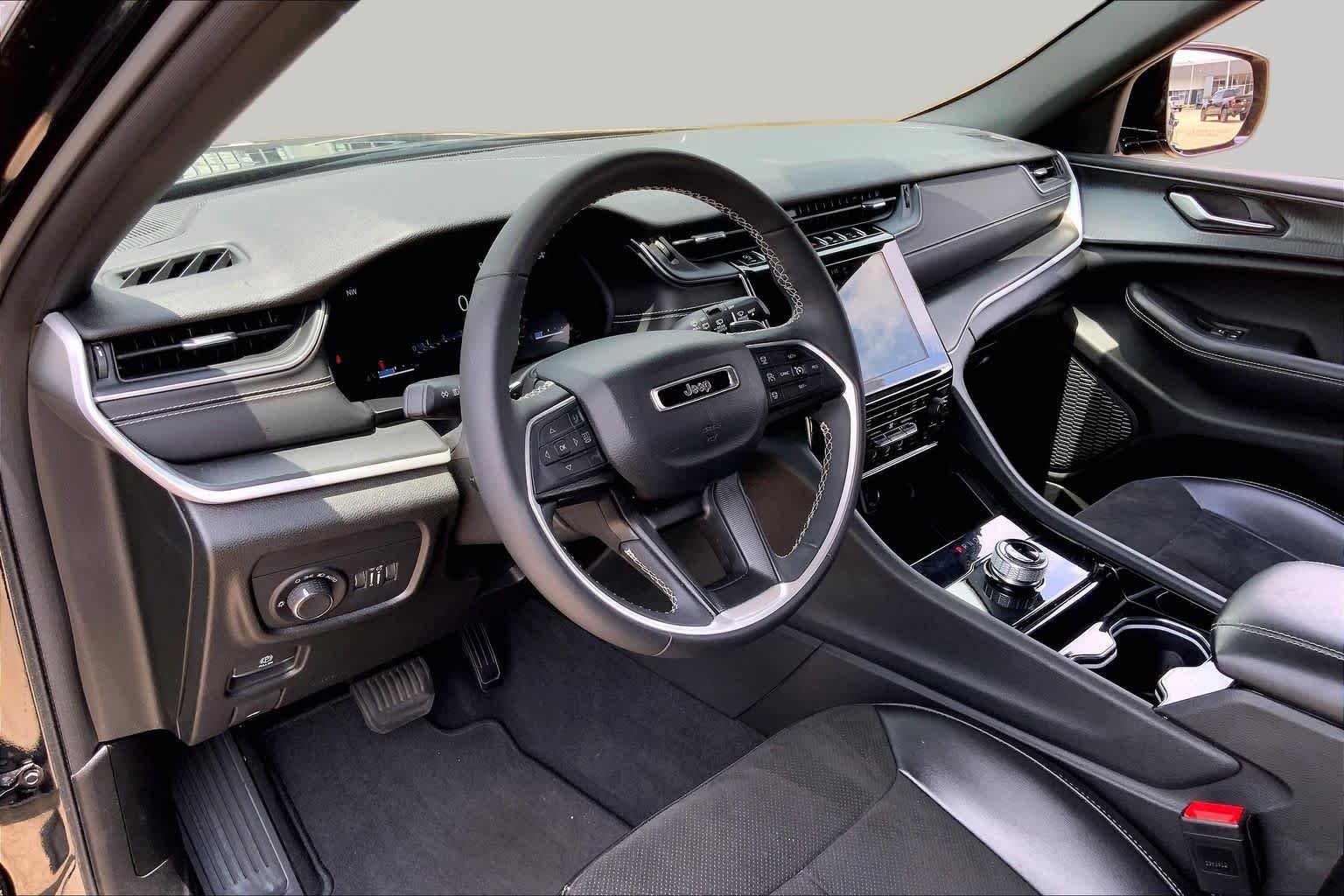 Certified Used 2023 Diamond Black Jeep Altitude image 17