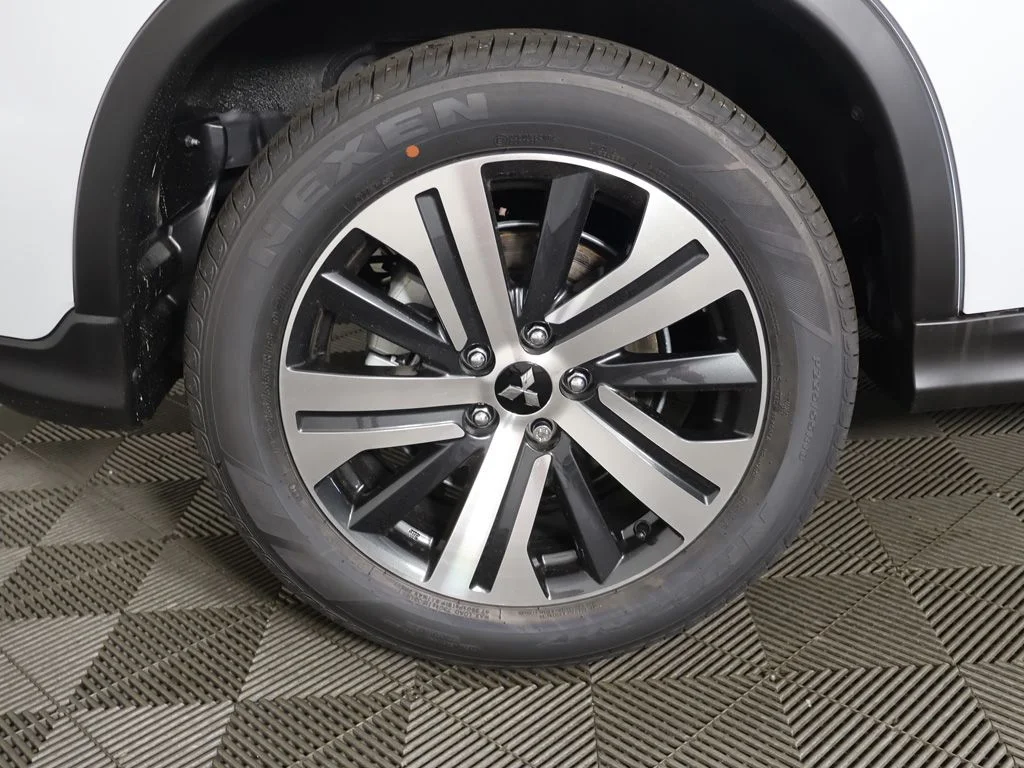 New 2027 White Mitsubishi 2.0 ES AWC image 17