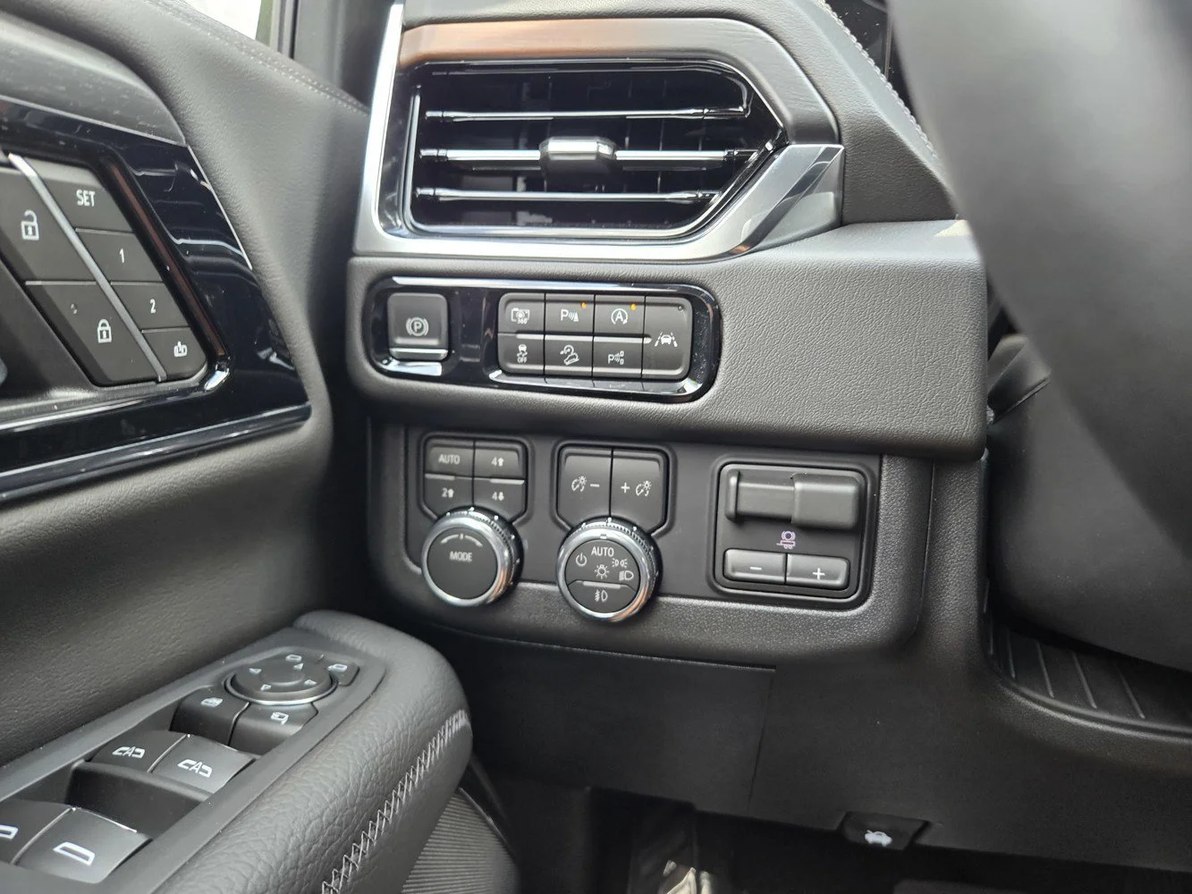 2026 GMC Yukon Denali - Photo 13