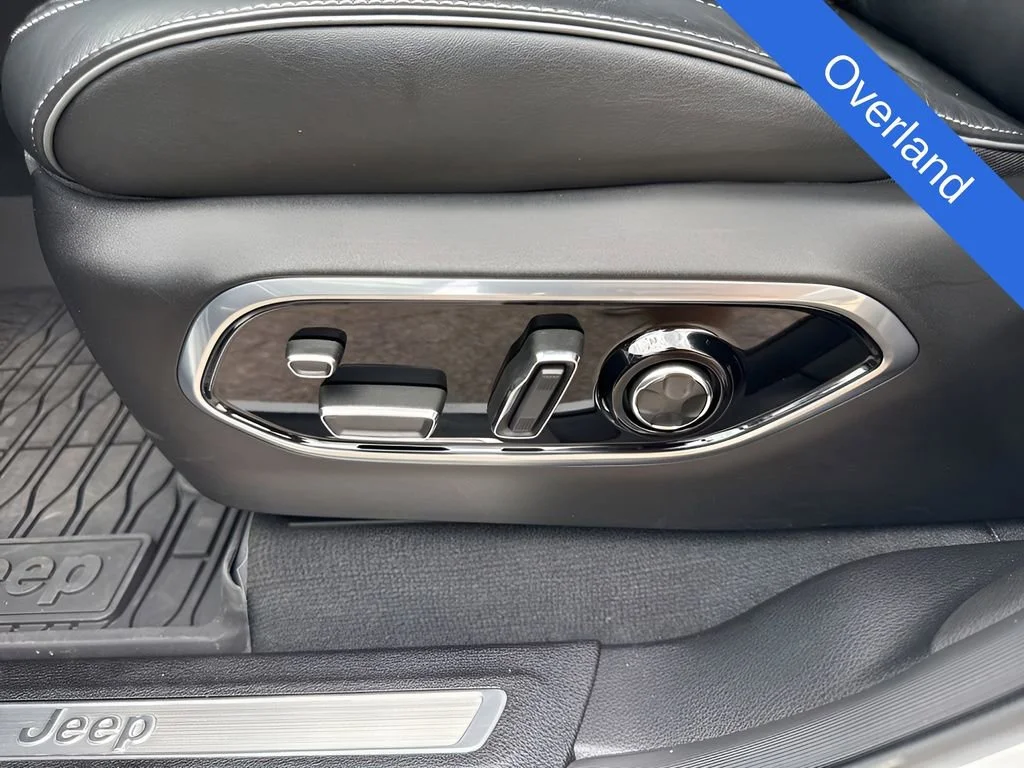 Used 2025  Jeep Overland image 21
