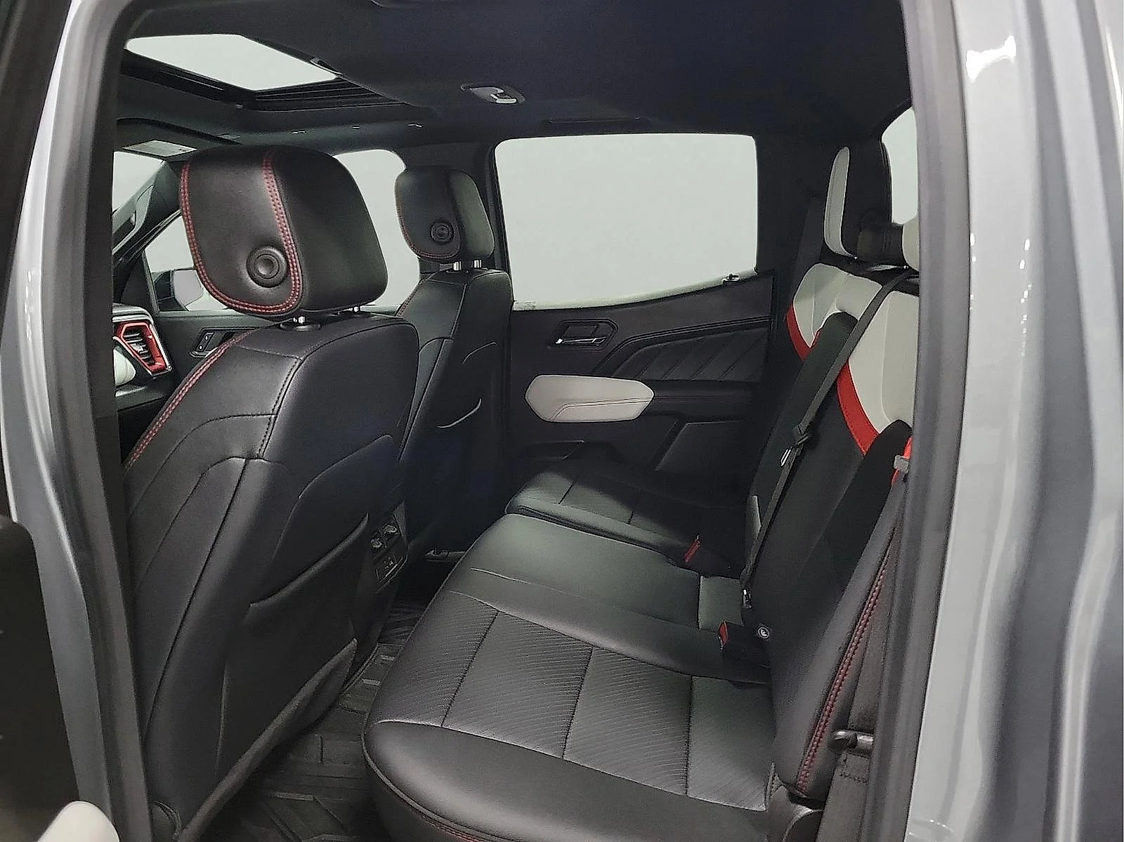 Used 2024 Sterling Metallic GMC 4WD AT4X image 8