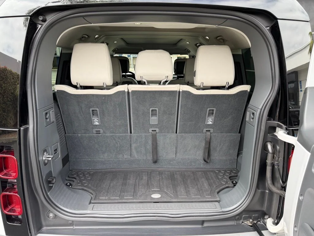 Used 2023 Fuji White Land Rover SE image 23
