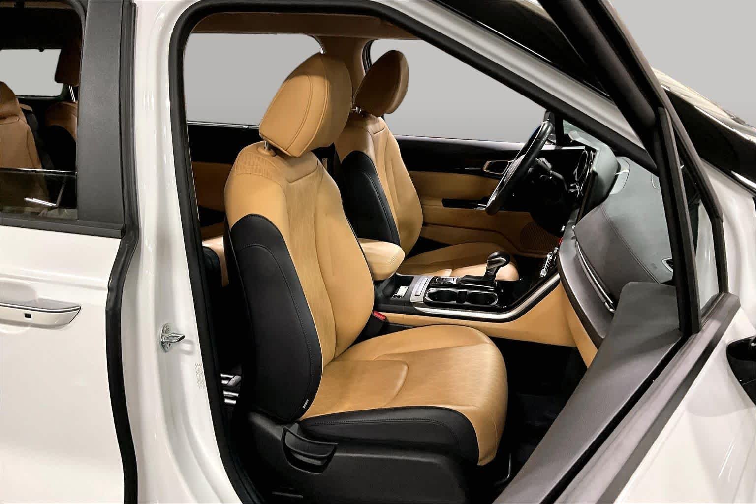Used 2024 Snow White Pearl Kia EX image 9