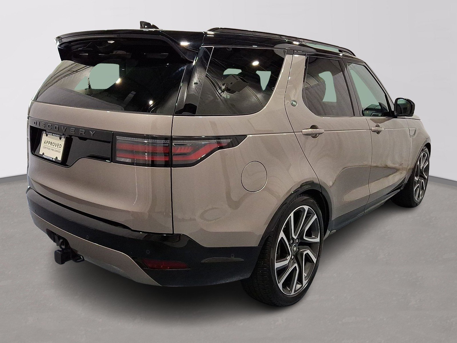 Certified Used 2025 Lantau Bronze Metallic Land Rover Dynamic SE image 4