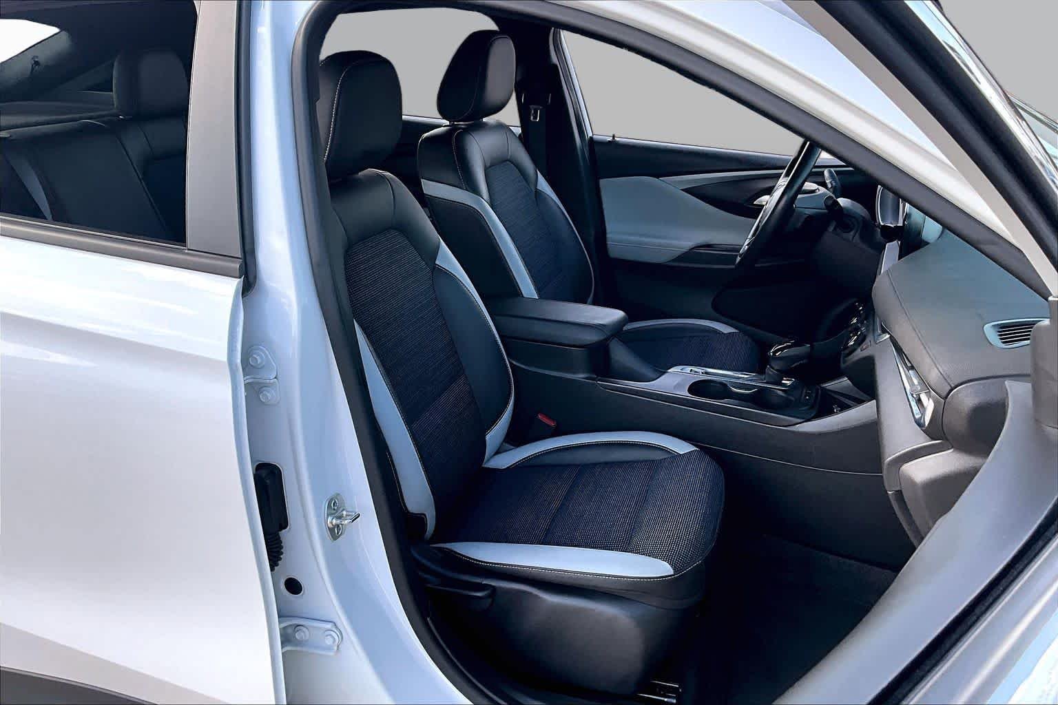 Used 2024 White Frost Tricoat Buick Preferred image 9