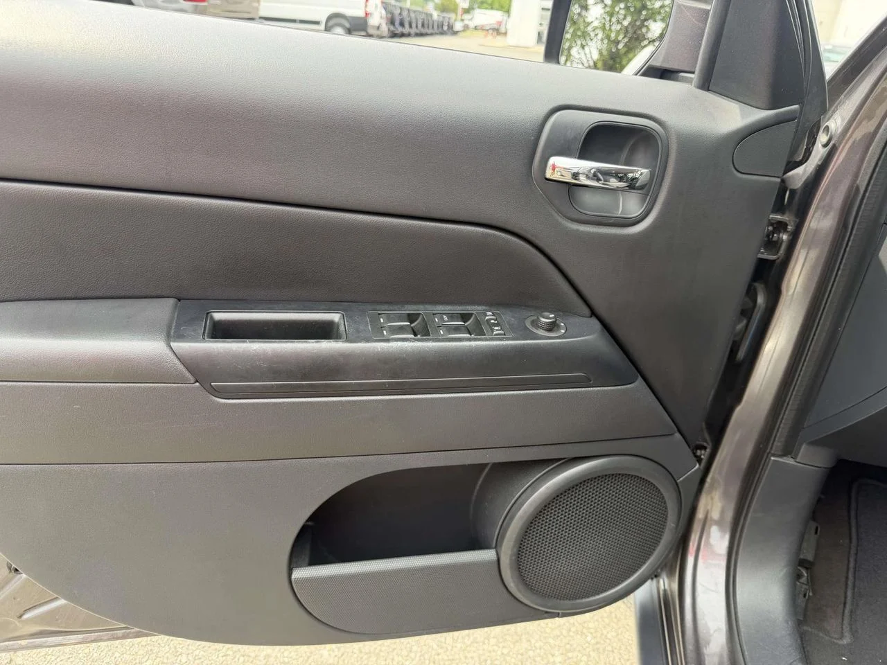 Used 2015 Granite Crystal Metallic Clearcoat Jeep Latitude image 21
