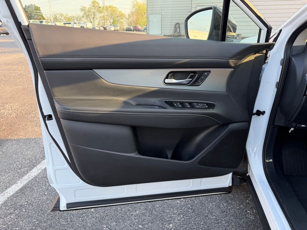New 2026 Everest White Pearl TriCoat Nissan SL image 12