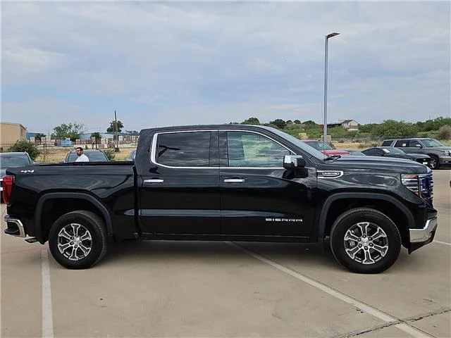 Used 2025 Onyx Black GMC SLT 4x4 Crew Cab 5.75 ft. box 147.4 in. WB image 5