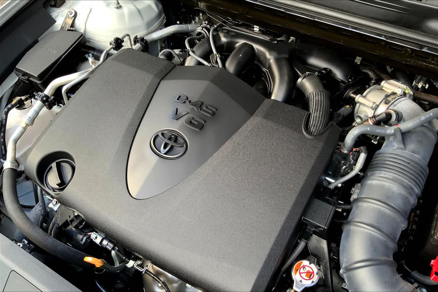 Used 2019 Wind Chill Pearl Toyota Touring image 32