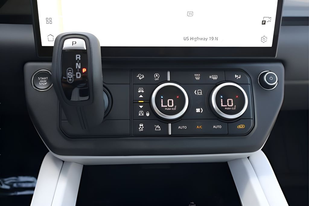 New 2026 Woolstone Green Land Rover X-Dynamic SE image 27