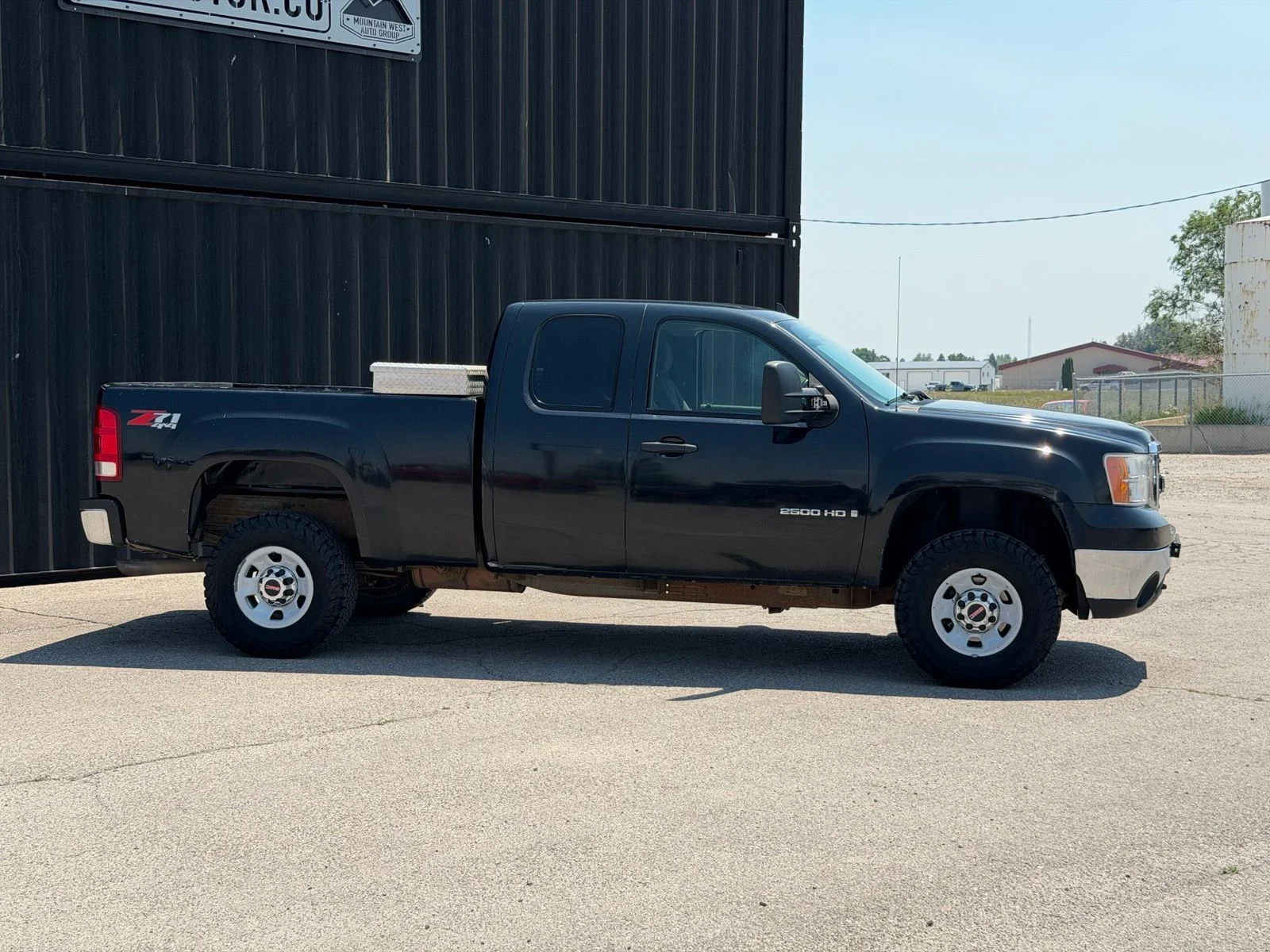 Used 2009 Black GMC SLE image 4