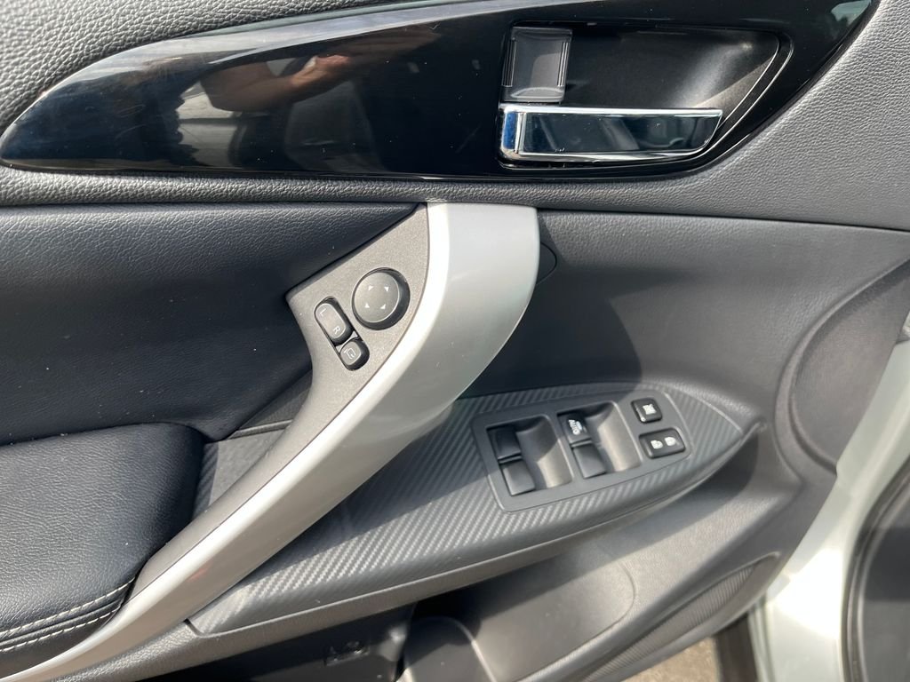 Used 2025 Silver Mitsubishi SE image 10
