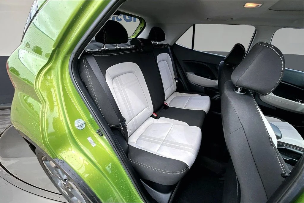 Used 2023 Green Hyundai SEL image 27