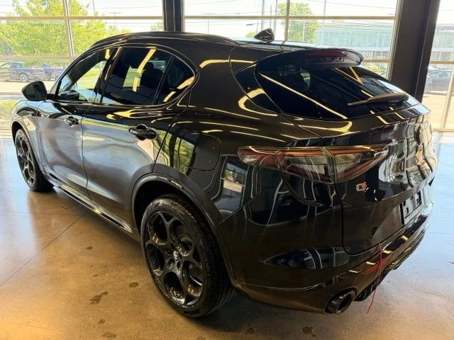 New 2026 Vulcano Black Metallic Exterior Paint Alfa Romeo Base image 3