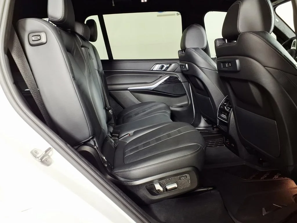 Used 2022 Mineral White M BMW xDrive40i image 11