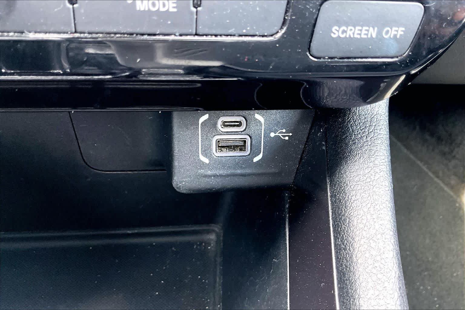 Used 2024 Bright White Clearcoat Jeep Latitude image 34