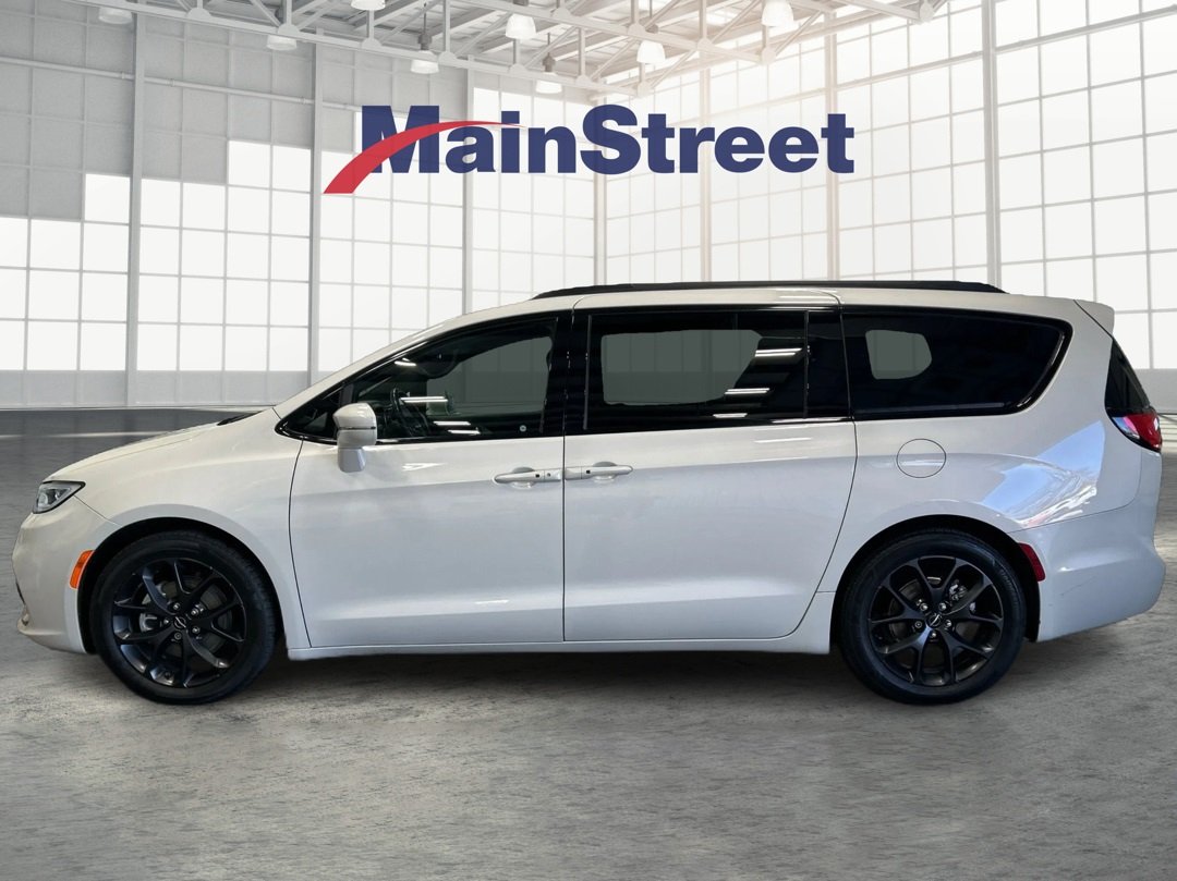 Used 2021 Chrysler Pacifica Touring L with VIN 2C4RC1BG5MR575673 for sale in Kansas City