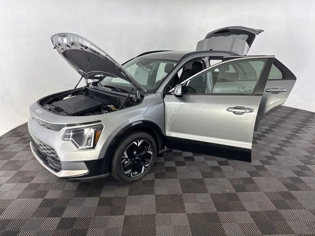 Used 2023 Gray Kia Wind image 11