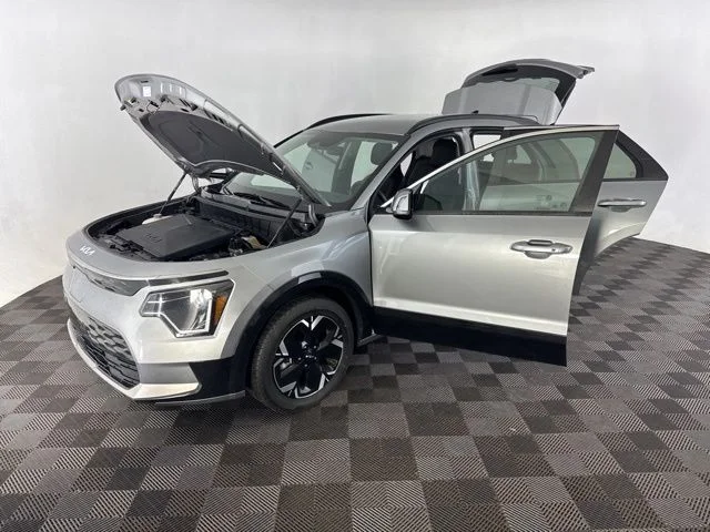 Used 2023 Gray Kia Wind image 11
