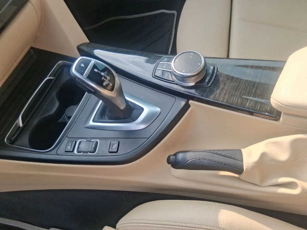 Used 2018 White BMW 330 Gran Turismo i xDrive image 11