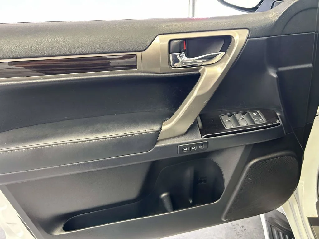 Used 2018 White Lexus 460 image 17