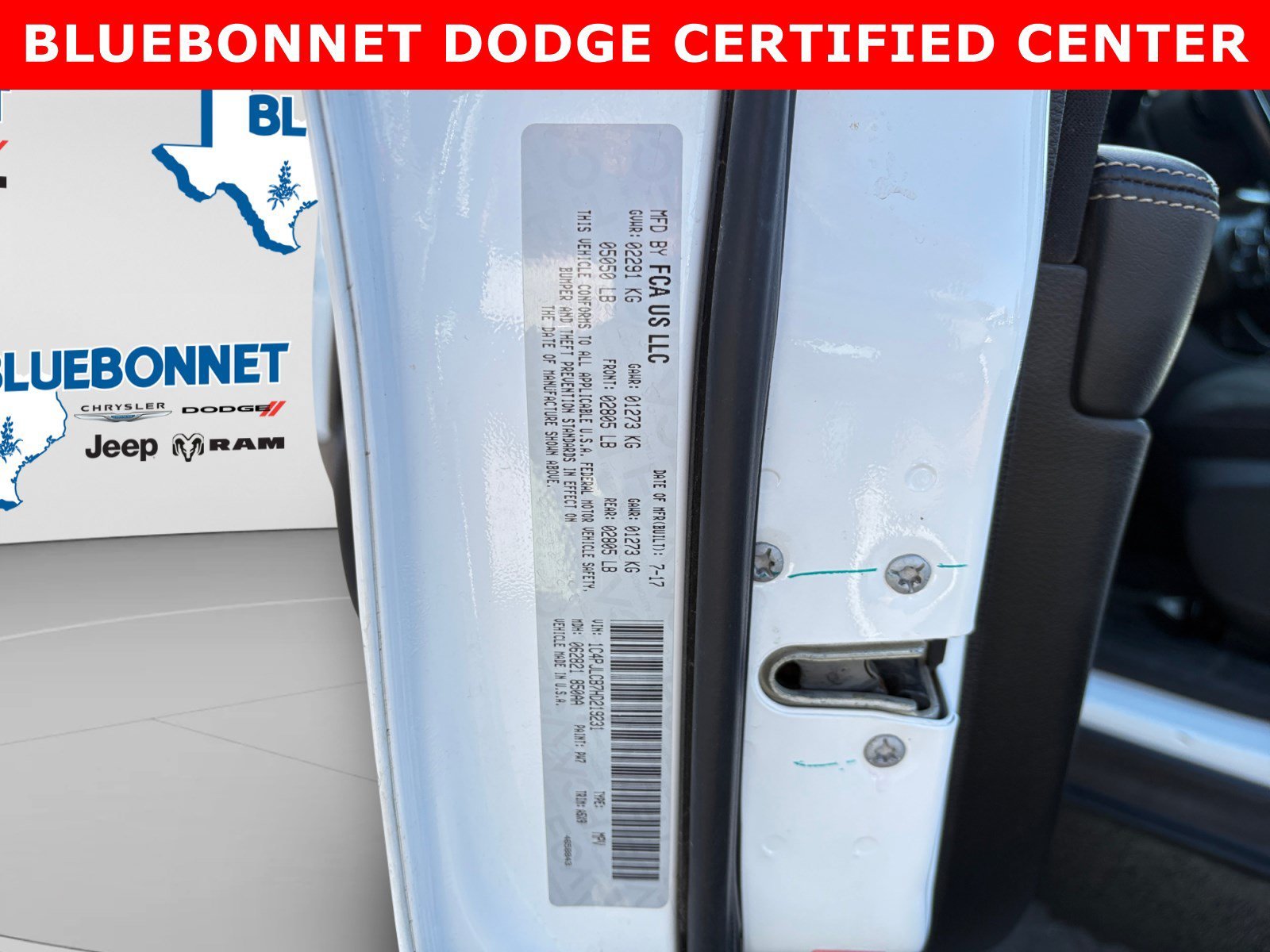 Used 2017 Bright White Clearcoat Jeep Latitude image 25