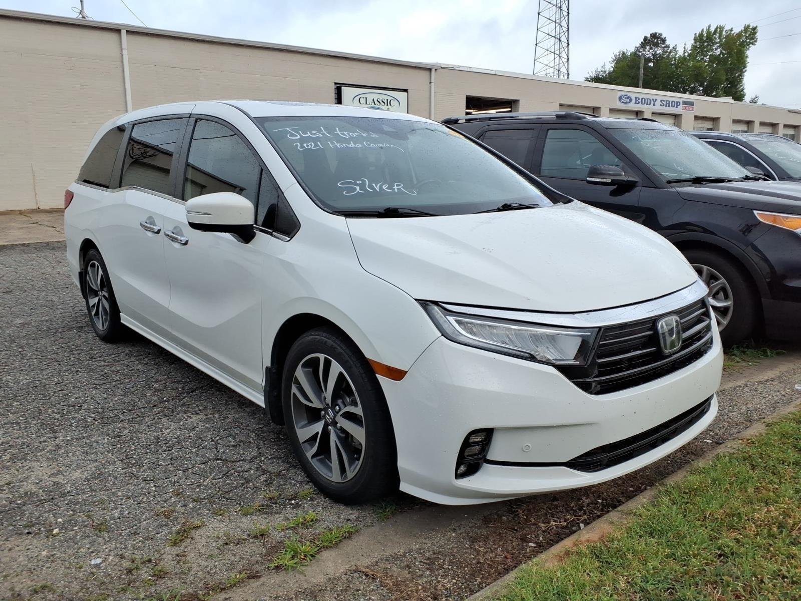 Used 2021 Platinum White Pearl Honda Touring image 3
