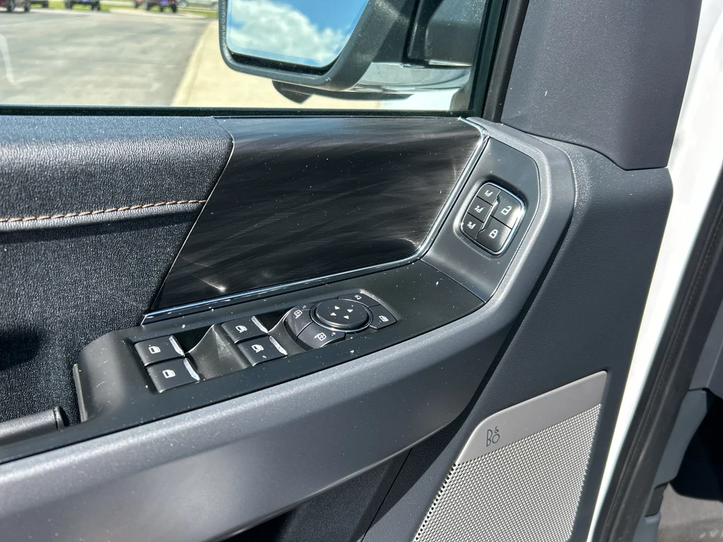 Certified Used 2025 Oxford White Ford LARIAT image 7