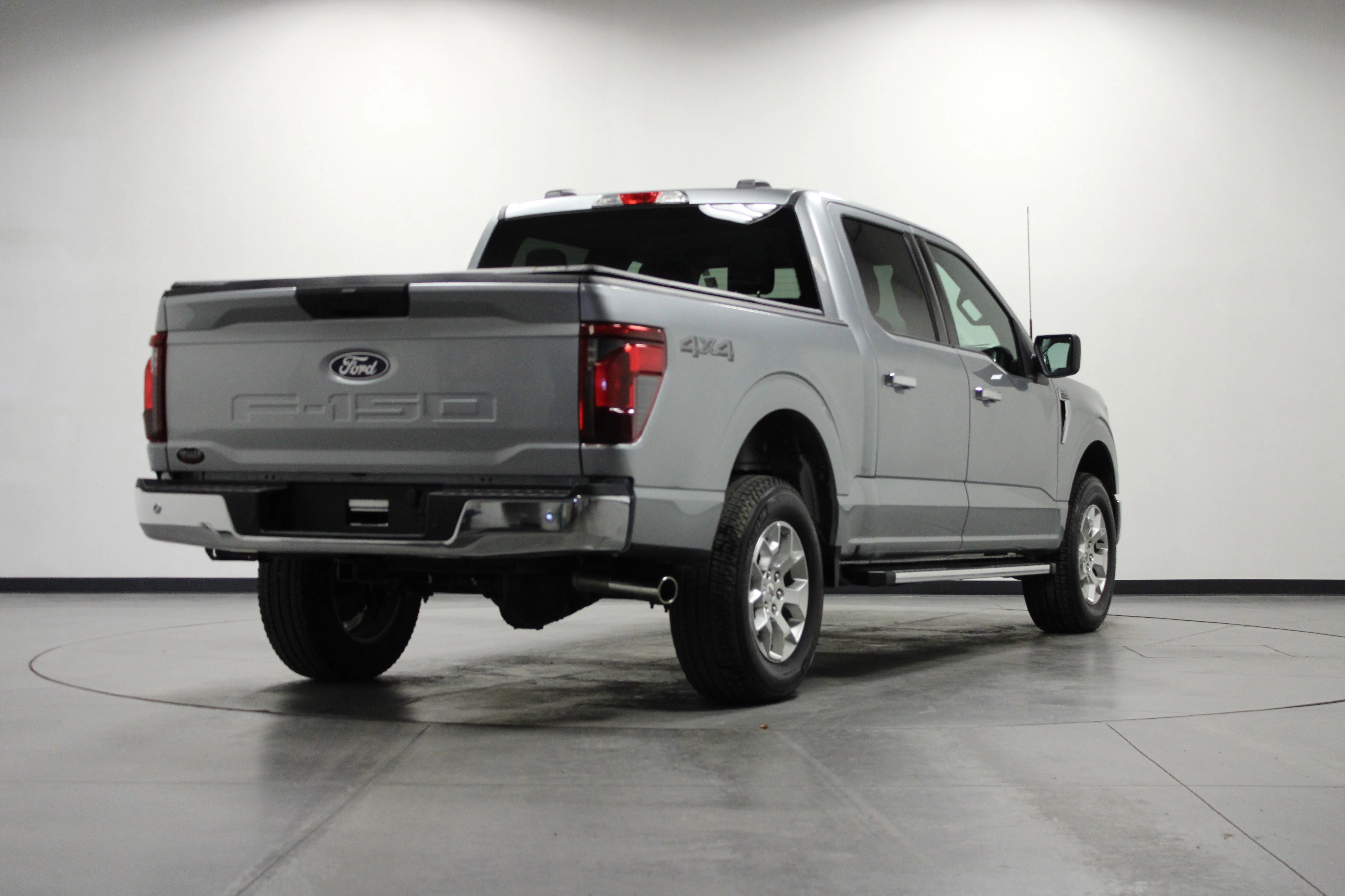 Used 2025 Iconic Silver Metallic Ford XLT image 4